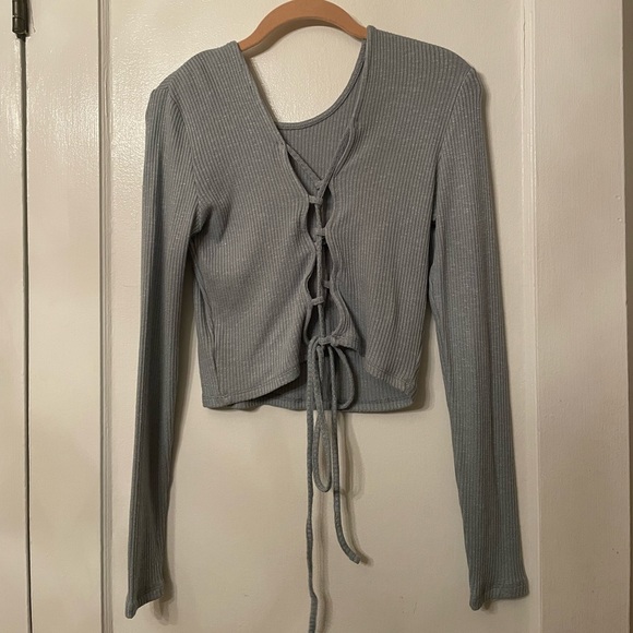cropped long sleeve- tie back - Picture 2 of 2